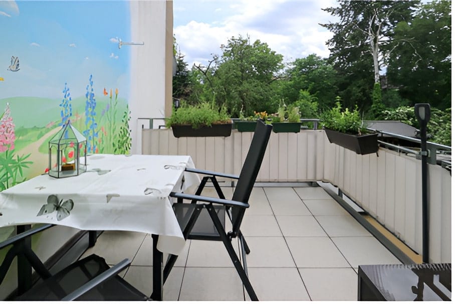 1.Obergeschoss_20Rechts_2060_20qm_20mit_20Balkon_203_restored-min